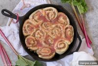 Rhubarb Crumble Buns