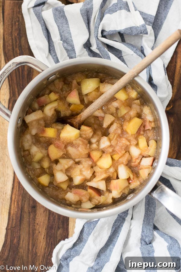 Kitchen Crafted Sugar-Free Applesauce 4 Creamy homemade unsweetened applesauce in a blender, showing the smooth texture after processing, ready for enjoyment.