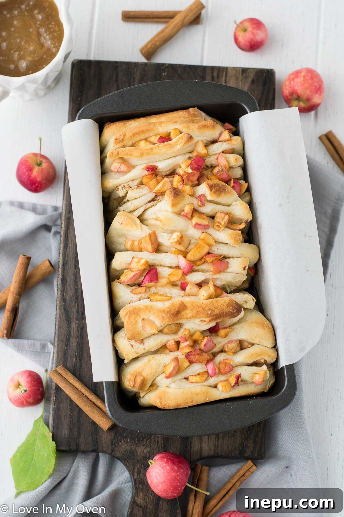 Golden Apple Cinnamon Tear-Apart Bake 11 Baked apple cinnamon pull apart bread with caramel sauce